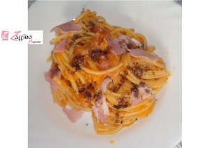 Spaghetti alla crema di zucca e prosciutto crudo.