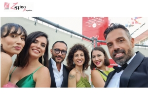 Venezia 79 &ndash; Mirko Alivernini vince per la sua regia innovativa il &ldquo;Premio Starlight&rdquo; e il riconoscimento &ldquo;Festival del Cinema Italiano&rdquo;.