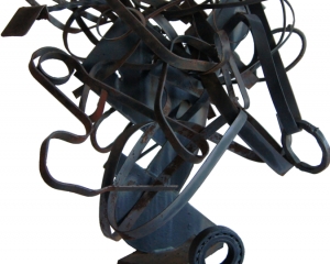 Nella foto “L&#039;itinerario”, scultura in ferro di Alberto Baumann. 1987 - H.70cm.-L.71cm.