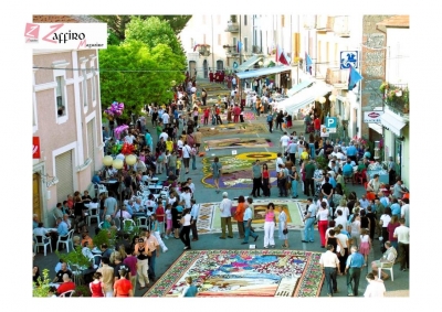 Poggio Moiano: la 55ª infiorata artistica chiude tra petali, majorette