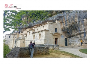 Valle Giumentina con il calesse e gli eremi di San Bartolomeo in Legio e Santo Spirito a Maiella.