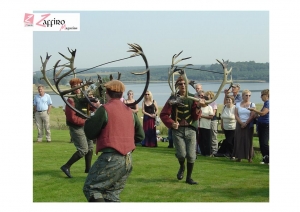 La danza delle corna in un villaggio dello Staffordshire, in Inghilterra